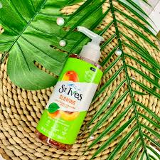 ST. IVES GLOWING APRICOT DAILY FACIAL CLEANSER 200ML